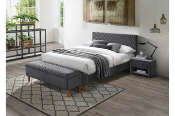 Modern ágykeret magas fejvéggel és tölgyfa lábakkal.